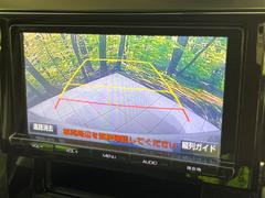 【バックカメラ】駐車時に後方がリアルタイム映像で確認できます。大型商業施設や立体駐車場での駐車時や、夜間のバック時に大活躍！運転スキルに関わらず、今や必須となった装備のひとつです！ 4