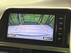 【バックカメラ】駐車時に後方がリアルタイム映像で確認できます。大型商業施設や立体駐車場での駐車時や、夜間のバック時に大活躍！運転スキルに関わらず、今や必須となった装備のひとつです！ 4