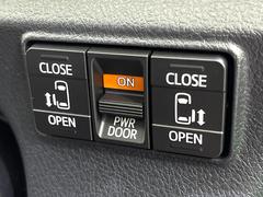 【両側パワースライドドア】スマートキーや運転席のスイッチで後席両側スライドドアの開閉が可能♪電動だから力を入れてドアを開ける必要が無く、小さなお子様でも簡単に開け閉めでき快適です♪ 5