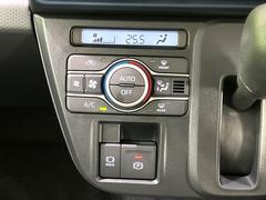【オートエアコン】一度お好みの温度に設定すれば、車内の温度を検知し風量や温度を自動で調整。暑い…寒い…と何度もスイッチ操作をする必要はありません。快適な車内空間には必須の機能ですね♪ 6