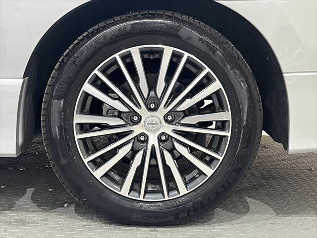 エルグランド ２５０ハイウェイスタープレミアム　禁煙車　純正ＨＤＤナビ　アラウンドビューモニター　衝突軽減ブレーキ　レーダークルーズコントロール　両側パワースライドドア　フルセグＴＶ　ＬＥＤヘッドライト　本革シート　Ｂｌｕｅｔｏｏｔｈ　パワーシート（31枚目）