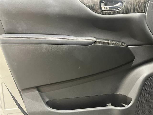エルグランド ２５０ハイウェイスタープレミアム　禁煙車　純正ＨＤＤナビ　アラウンドビューモニター　衝突軽減ブレーキ　レーダークルーズコントロール　両側パワースライドドア　フルセグＴＶ　ＬＥＤヘッドライト　本革シート　Ｂｌｕｅｔｏｏｔｈ　パワーシート（64枚目）
