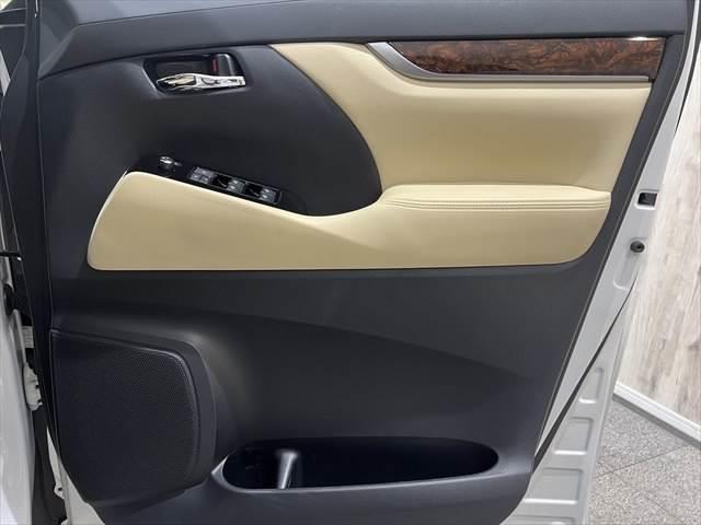 アルファード Ｘ　禁煙車　メモリーナビ　フルセグＴＶ　バックカメラ　両側パワースライドドア　衝突軽減ブレーキ　ＬＥＤヘッドライト　クリアランスソナー　クルーズコントロール　ミュージックサーバー　オットマン　スマートキー（56枚目）