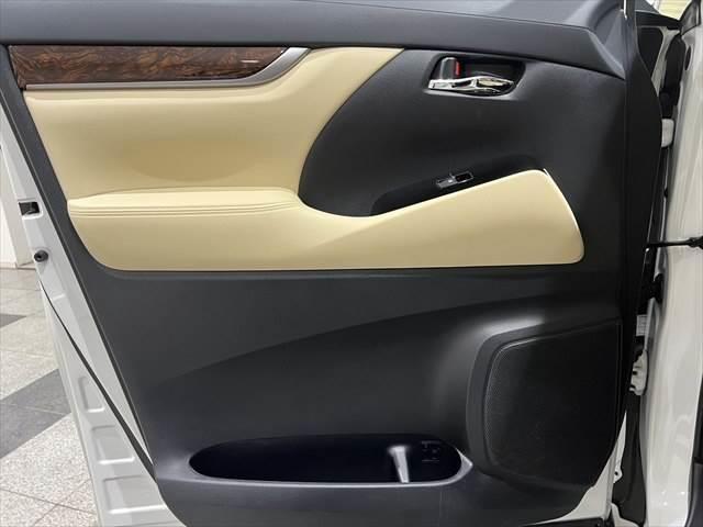 アルファード Ｘ　禁煙車　メモリーナビ　フルセグＴＶ　バックカメラ　両側パワースライドドア　衝突軽減ブレーキ　ＬＥＤヘッドライト　クリアランスソナー　クルーズコントロール　ミュージックサーバー　オットマン　スマートキー（64枚目）