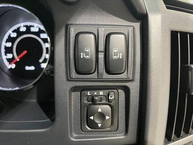 デリカＤ：５ シャモニー　クルーズコントロール　バックカメラ　純正ＨＤＤナビ　両側パワースライドドア　フルセグ　４ＷＤ　ＨＩＤヘッドライト　サイドカメラ　フロントカメラ　スマートキー　フォグランプ　純正１８インチアルミホイール（7枚目）