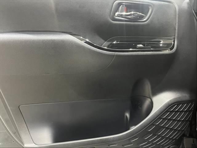 ヴォクシー ZS GRスポーツ クルーズコントロール 両側パワースライドドア LEDヘッドライト 禁煙車 ダブルエアコン 純正18インチアルミホイール スマートキー 衝突軽減ブレーキ Bluetooth 地デジTV プッシュスタート(61枚目)