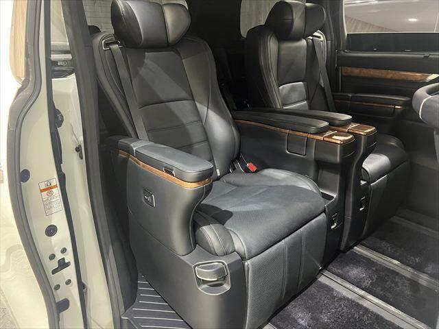 ヴェルファイアハイブリッド エグゼクティブラウンジ JBLサウンド 純正JBLナビ フリップダウンモニター フルセグTV 全周囲カメラ 両側パワースライドドア 禁煙車 電動リアゲート Bluetooth レーダークルーズコントロール 衝突軽減ブレーキ(11枚目)