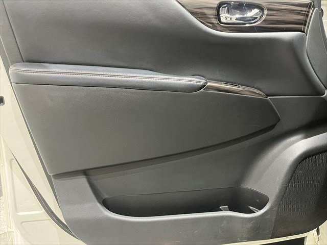 エルグランド ２５０ハイウェイスターＳ　アーバンクロム　純正ＳＤナビ　両側パワースライドドア　バックカメラ　ＬＥＤヘッドライト　禁煙車　スマートキー　純正エアロ　クルーズコントロール　オットマン　電動格納ミラー　ＥＴＣ（60枚目）