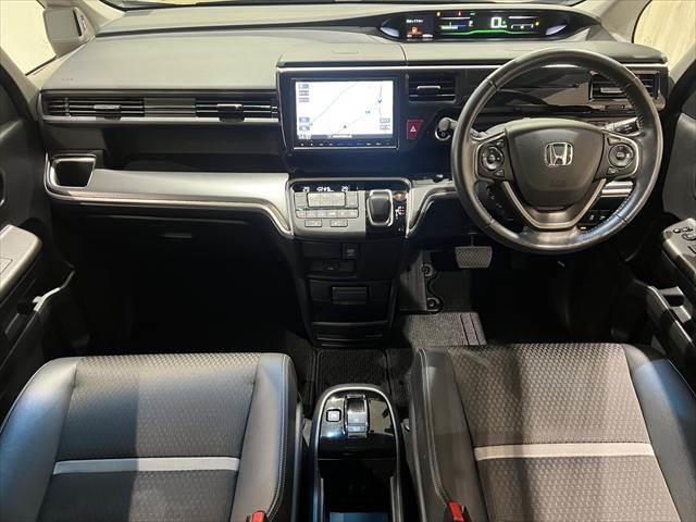 ステップワゴンスパーダ スパーダハイブリッド　Ｇ・ＥＸ　ホンダセンシング　純正９インチナビ　レーダークルーズコントロール　バックカメラ　フルセグＴＶ　Ｂｌｕｅｔｏｏｔｈ　両側パワースライドドア　シートヒーター　ＬＥＤヘッドライト　スマートキー　衝突軽減ブレーキ（3枚目）