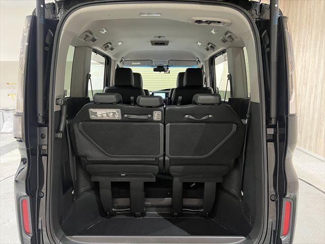 ステップワゴンスパーダ スパーダハイブリッド　Ｇ・ＥＸ　ホンダセンシング　純正９インチナビ　レーダークルーズコントロール　バックカメラ　フルセグＴＶ　Ｂｌｕｅｔｏｏｔｈ　両側パワースライドドア　シートヒーター　ＬＥＤヘッドライト　スマートキー　衝突軽減ブレーキ（12枚目）