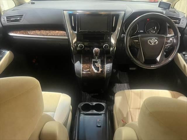 アルファード Ｘ　８人乗り　サンルーフ　純正９インチＳＤナビ　禁煙車　レーダークルーズコントロール　両側パワースライドドア　ＥＴＣ２．０　フルセグ　衝突軽減ブレーキ　クリアランスソナー　ＬＥＤヘッド　Ｂｌｕｅｔｏｏｔｈ　Ｂカメラ（3枚目）