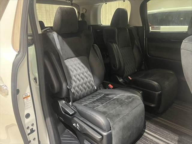 アルファードハイブリッド ＳＲ　４ＷＤ　純正ＳＤナビ　禁煙車　クルーズコントロール　パワーシート　両側パワースライドドア　バックカメラ　フルセグ　Ｂｌｕｅｔｏｏｔｈ　クリアランスソナー　ハーフレザー　オットマン　電動リアゲート（8枚目）