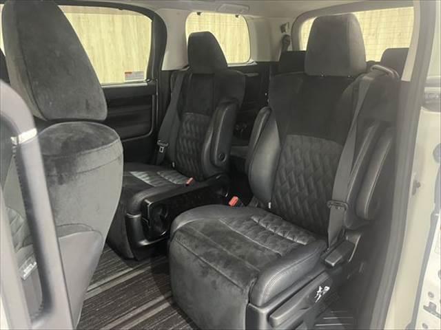 アルファードハイブリッド ＳＲ　４ＷＤ　純正ＳＤナビ　禁煙車　クルーズコントロール　パワーシート　両側パワースライドドア　バックカメラ　フルセグ　Ｂｌｕｅｔｏｏｔｈ　クリアランスソナー　ハーフレザー　オットマン　電動リアゲート（36枚目）