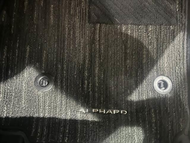 アルファードハイブリッド ＳＲ　４ＷＤ　純正ＳＤナビ　禁煙車　クルーズコントロール　パワーシート　両側パワースライドドア　バックカメラ　フルセグ　Ｂｌｕｅｔｏｏｔｈ　クリアランスソナー　ハーフレザー　オットマン　電動リアゲート（55枚目）