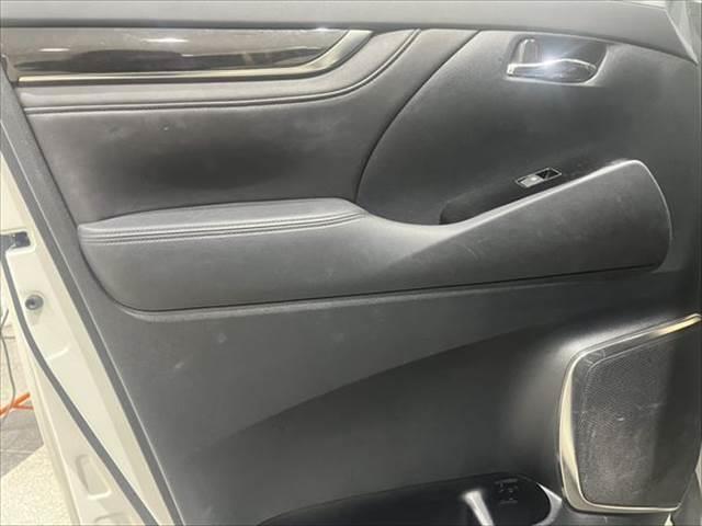 アルファードハイブリッド ＳＲ　４ＷＤ　純正ＳＤナビ　禁煙車　クルーズコントロール　パワーシート　両側パワースライドドア　バックカメラ　フルセグ　Ｂｌｕｅｔｏｏｔｈ　クリアランスソナー　ハーフレザー　オットマン　電動リアゲート（64枚目）