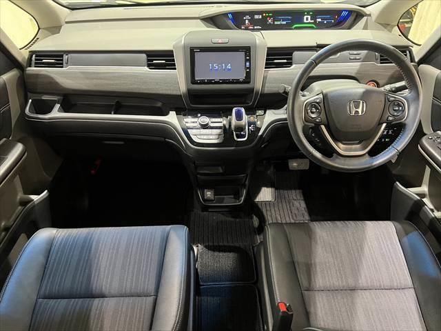 フリードハイブリッド ハイブリッド・ＥＸ　純正ＳＤナビ　純正フリップダウンモニター　ホンダセンシング　ハーフレザーシート　両側パワースライドドア　シートヒーター　レーダークルーズコントロール　衝突軽減ブレーキ　ＬＥＤヘッドライト　禁煙車（3枚目）