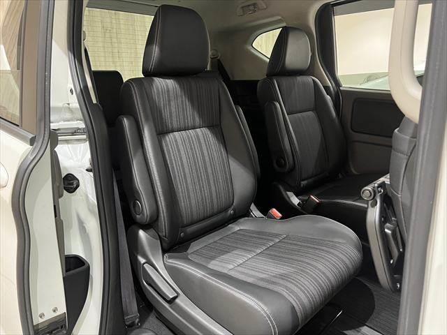 フリードハイブリッド ハイブリッド・ＥＸ　純正ＳＤナビ　純正フリップダウンモニター　ホンダセンシング　ハーフレザーシート　両側パワースライドドア　シートヒーター　レーダークルーズコントロール　衝突軽減ブレーキ　ＬＥＤヘッドライト　禁煙車（8枚目）