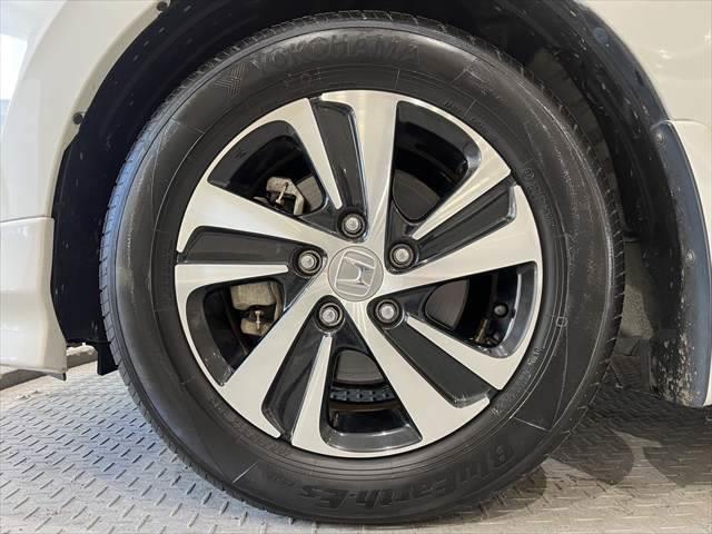 フリードハイブリッド ハイブリッド・ＥＸ　純正ＳＤナビ　純正フリップダウンモニター　ホンダセンシング　ハーフレザーシート　両側パワースライドドア　シートヒーター　レーダークルーズコントロール　衝突軽減ブレーキ　ＬＥＤヘッドライト　禁煙車（14枚目）