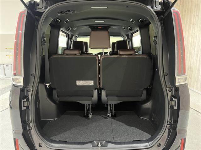 エスクァイア ハイブリッドＧｉ　プレミアムパッケージ　後期型　純正１０インチナビ　フリップダウンモニター　フルセグＴＶ　Ｂｌｕｅｔｏｏｔｈ　衝突軽減ブレーキ　シートヒーター　ハーフレザーシート　ＬＥＤヘッドライト　スマートキー　クルーズコントロール（12枚目）