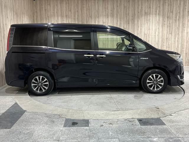 エスクァイア ハイブリッドＧｉ　プレミアムパッケージ　後期型　純正１０インチナビ　フリップダウンモニター　フルセグＴＶ　Ｂｌｕｅｔｏｏｔｈ　衝突軽減ブレーキ　シートヒーター　ハーフレザーシート　ＬＥＤヘッドライト　スマートキー　クルーズコントロール（19枚目）