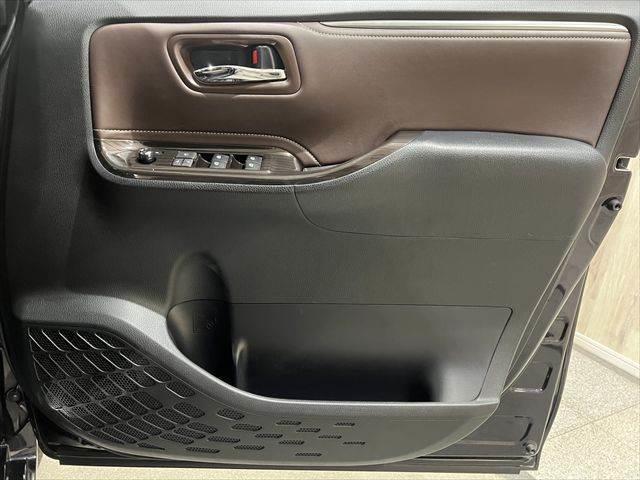 エスクァイア ハイブリッドＧｉ　プレミアムパッケージ　後期型　純正１０インチナビ　フリップダウンモニター　フルセグＴＶ　Ｂｌｕｅｔｏｏｔｈ　衝突軽減ブレーキ　シートヒーター　ハーフレザーシート　ＬＥＤヘッドライト　スマートキー　クルーズコントロール（52枚目）