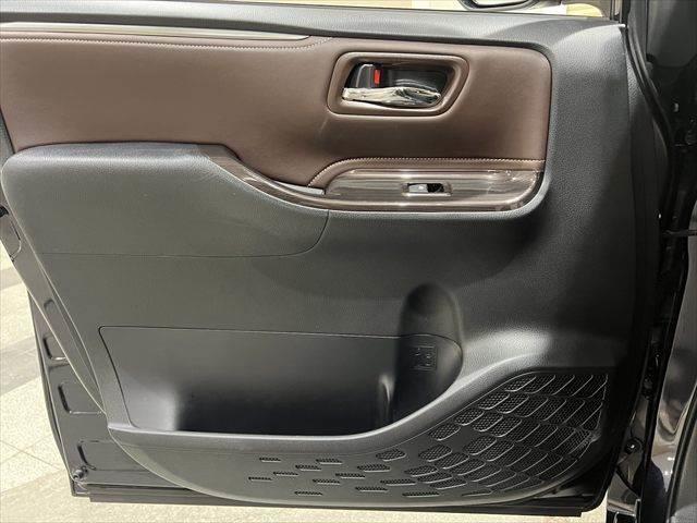 エスクァイア ハイブリッドＧｉ　プレミアムパッケージ　後期型　純正１０インチナビ　フリップダウンモニター　フルセグＴＶ　Ｂｌｕｅｔｏｏｔｈ　衝突軽減ブレーキ　シートヒーター　ハーフレザーシート　ＬＥＤヘッドライト　スマートキー　クルーズコントロール（60枚目）