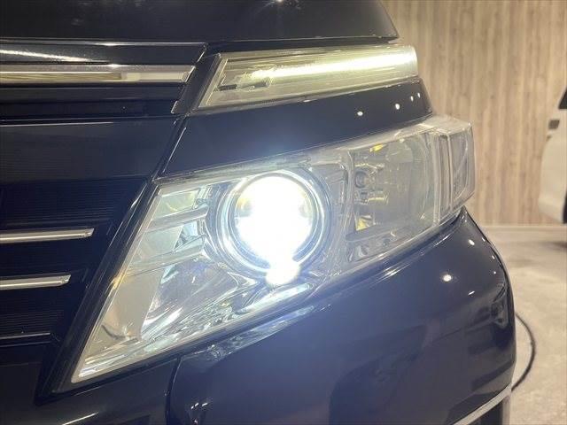 ヴォクシー ZS 煌 セーフティセンス 禁煙車 純正SDナビ フリップダウンモニター フルセグTV 衝突軽減ブレーキ バックカメラ Bluetooth LEDヘッドライト スマートキー オートマチックハイビーム(14枚目)