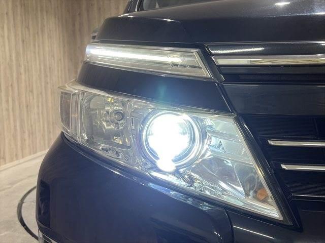 ヴォクシー ZS 煌 セーフティセンス 禁煙車 純正SDナビ フリップダウンモニター フルセグTV 衝突軽減ブレーキ バックカメラ Bluetooth LEDヘッドライト スマートキー オートマチックハイビーム(32枚目)