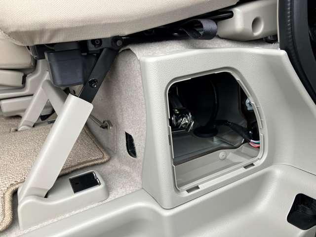 クリッパーリオ Ｅ　６６０　Ｅ　ハイルーフ　メモリーナビ　バックモニターＬＥＤヘッド　ターボエンジンは、低回転から高回転域まで力強く爽快な高性能エンジン。ハイウェイの合流も、街中や坂道も、パワフルでスムーズな走りです。（49枚目）