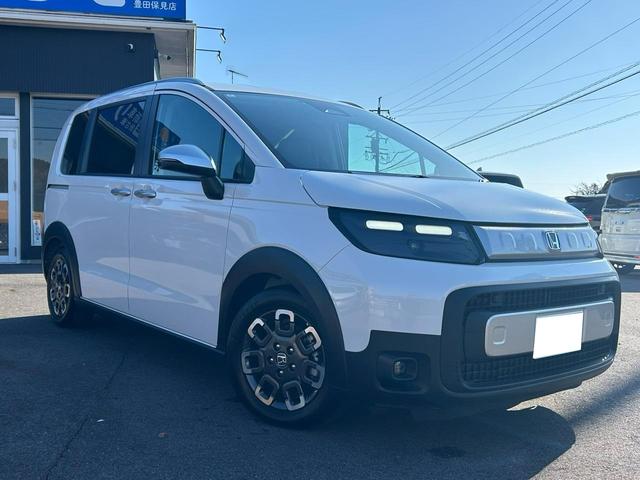 フリード ｅ：ＨＥＶクロスター　元試乗車／９インチ純正ナビ／両側電動スライドドア／純正ＥＴＣ／純正ドライブレコーダー／両席シートヒーター／スマートキー２個（3枚目）