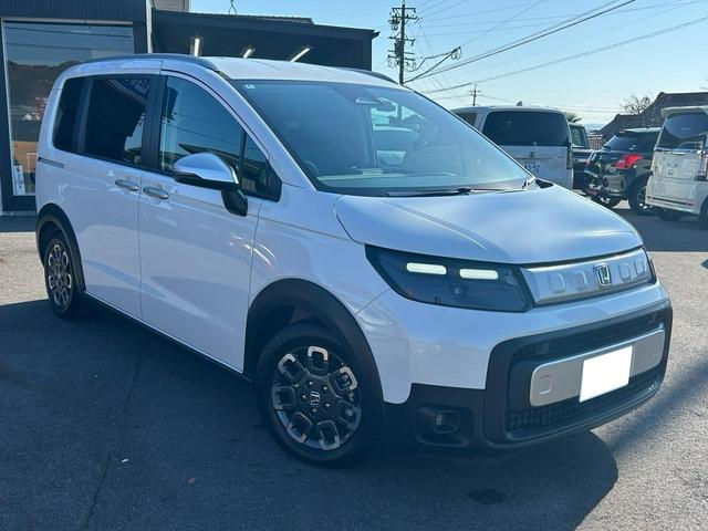 フリード ｅ：ＨＥＶクロスター　元試乗車／９インチ純正ナビ／両側電動スライドドア／純正ＥＴＣ／純正ドライブレコーダー／両席シートヒーター／スマートキー２個（4枚目）