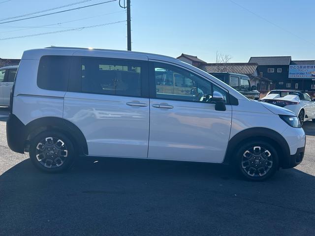 フリード ｅ：ＨＥＶクロスター　元試乗車／９インチ純正ナビ／両側電動スライドドア／純正ＥＴＣ／純正ドライブレコーダー／両席シートヒーター／スマートキー２個（5枚目）