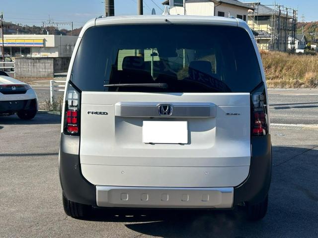 フリード ｅ：ＨＥＶクロスター　元試乗車／９インチ純正ナビ／両側電動スライドドア／純正ＥＴＣ／純正ドライブレコーダー／両席シートヒーター／スマートキー２個（7枚目）