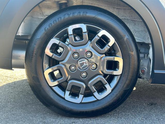 フリード ｅ：ＨＥＶクロスター　元試乗車／９インチ純正ナビ／両側電動スライドドア／純正ＥＴＣ／純正ドライブレコーダー／両席シートヒーター／スマートキー２個（13枚目）