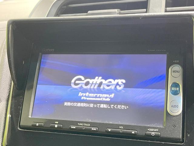フィットハイブリッド Ｆパッケージ　禁煙車　純正ナビ　バックカメラ　Ｂｌｕｅｔｏｏｔｈ再生　ＥＴＣ　ドライブレコーダー　スマートキー　オートエアコン　革巻きステアリング　ステアリングスイッチ　１５インチアルミホイール　地デジ　ＤＶＤ再生（3枚目）
