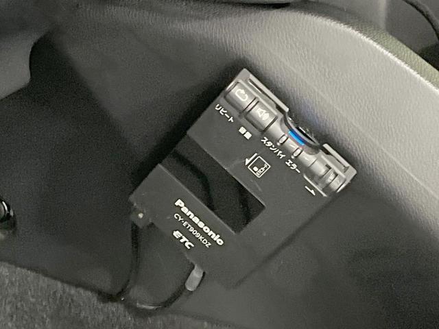 フィットハイブリッド Ｆパッケージ　禁煙車　純正ナビ　バックカメラ　Ｂｌｕｅｔｏｏｔｈ再生　ＥＴＣ　ドライブレコーダー　スマートキー　オートエアコン　革巻きステアリング　ステアリングスイッチ　１５インチアルミホイール　地デジ　ＤＶＤ再生（6枚目）