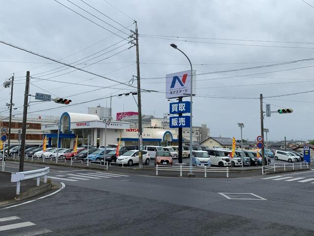 ズラッと並んだ展示車と大きな「Ｎ」の看板が目印です！