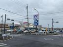 ズラッと並んだ展示車と大きな「N」の看板が目印です!
