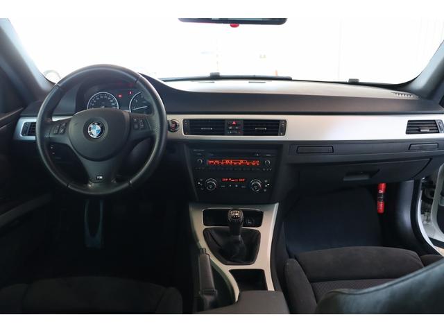 3シリーズ 320i Mスポーツパッケージ クーペ 左ハンドル 6速MT ワンオーナー 禁煙車 ディラー記録簿10枚完備 前後フォグランプ AUX(4枚目)