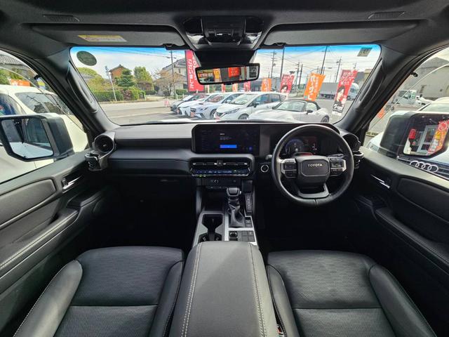 ランドクルーザー２５０ ＶＸ　ワンオーナー　禁煙車　トヨタチームメイト　丸目ヘッドライト　純正ナビ　全方位カメラ　デジタルインナーミラー　ムーンルーフ　ルーフレール　スペアタイヤ　黒革シート　スペアタイヤ　ビルトインＥＴＣ２．０（2枚目）