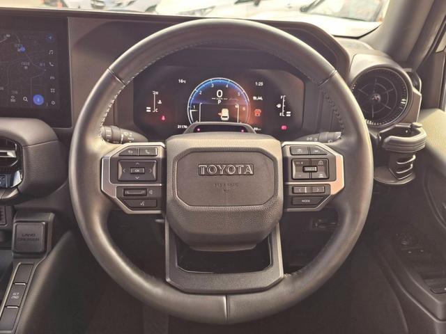 ランドクルーザー２５０ ＶＸ　ワンオーナー　禁煙車　トヨタチームメイト　丸目ヘッドライト　純正ナビ　全方位カメラ　デジタルインナーミラー　ムーンルーフ　ルーフレール　スペアタイヤ　黒革シート　スペアタイヤ　ビルトインＥＴＣ２．０（4枚目）