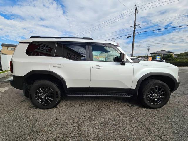 ランドクルーザー２５０ ＶＸ　ワンオーナー　禁煙車　トヨタチームメイト　丸目ヘッドライト　純正ナビ　全方位カメラ　デジタルインナーミラー　ムーンルーフ　ルーフレール　スペアタイヤ　黒革シート　スペアタイヤ　ビルトインＥＴＣ２．０（13枚目）