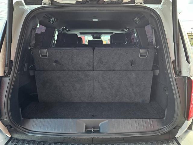 ランドクルーザー２５０ ＶＸ　ワンオーナー　禁煙車　トヨタチームメイト　丸目ヘッドライト　純正ナビ　全方位カメラ　デジタルインナーミラー　ムーンルーフ　ルーフレール　スペアタイヤ　黒革シート　スペアタイヤ　ビルトインＥＴＣ２．０（18枚目）