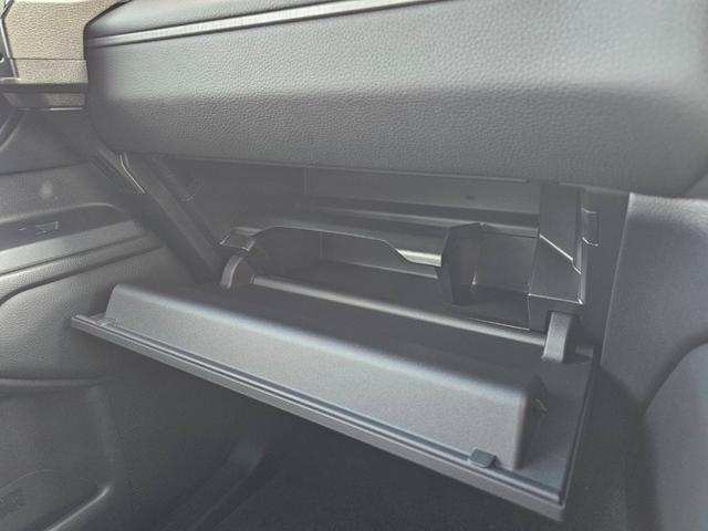 ランドクルーザー２５０ ＶＸ　ワンオーナー　禁煙車　トヨタチームメイト　丸目ヘッドライト　純正ナビ　全方位カメラ　デジタルインナーミラー　ムーンルーフ　ルーフレール　スペアタイヤ　黒革シート　スペアタイヤ　ビルトインＥＴＣ２．０（33枚目）