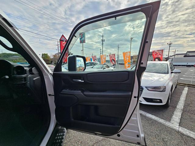 ランドクルーザー２５０ ＶＸ　ワンオーナー　禁煙車　トヨタチームメイト　丸目ヘッドライト　純正ナビ　全方位カメラ　デジタルインナーミラー　ムーンルーフ　ルーフレール　スペアタイヤ　黒革シート　スペアタイヤ　ビルトインＥＴＣ２．０（53枚目）