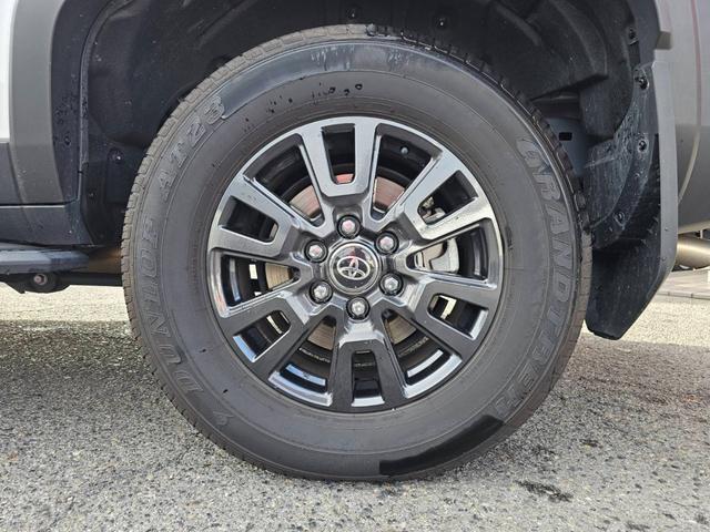 ランドクルーザー２５０ ＶＸ　ワンオーナー　禁煙車　トヨタチームメイト　丸目ヘッドライト　純正ナビ　全方位カメラ　デジタルインナーミラー　ムーンルーフ　ルーフレール　スペアタイヤ　黒革シート　スペアタイヤ　ビルトインＥＴＣ２．０（60枚目）