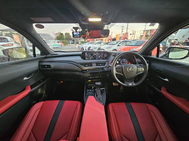 UX UX250h Fスポーツ ワンオーナー 禁煙車 ムーンルーフ 赤レザーシート 全方位カメラ ドラレコ前後 置くだけ充電 メーカーナビ フルセグテレビ パワーシート シートヒーター ステアリングヒーター パワーバックドア(2枚目)