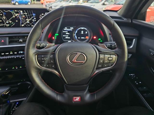 UX UX250h Fスポーツ ワンオーナー 禁煙車 ムーンルーフ 赤レザーシート 全方位カメラ ドラレコ前後 置くだけ充電 メーカーナビ フルセグテレビ パワーシート シートヒーター ステアリングヒーター パワーバックドア(4枚目)
