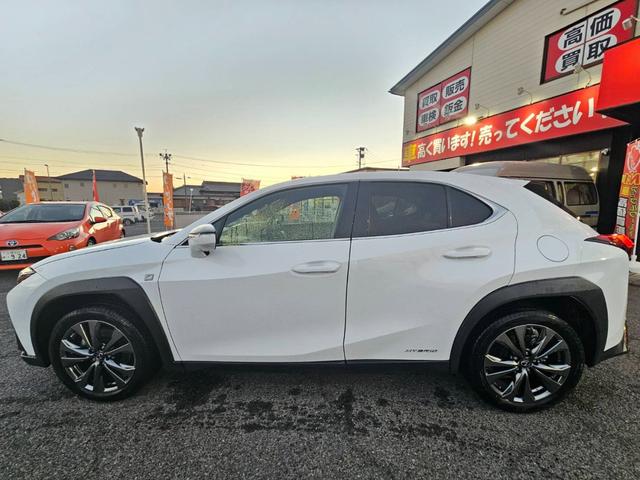 UX UX250h Fスポーツ ワンオーナー 禁煙車 ムーンルーフ 赤レザーシート 全方位カメラ ドラレコ前後 置くだけ充電 メーカーナビ フルセグテレビ パワーシート シートヒーター ステアリングヒーター パワーバックドア(10枚目)