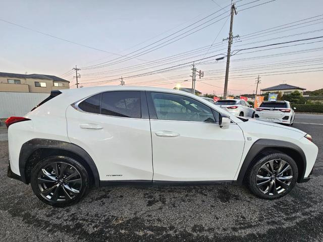 UX UX250h Fスポーツ ワンオーナー 禁煙車 ムーンルーフ 赤レザーシート 全方位カメラ ドラレコ前後 置くだけ充電 メーカーナビ フルセグテレビ パワーシート シートヒーター ステアリングヒーター パワーバックドア(14枚目)